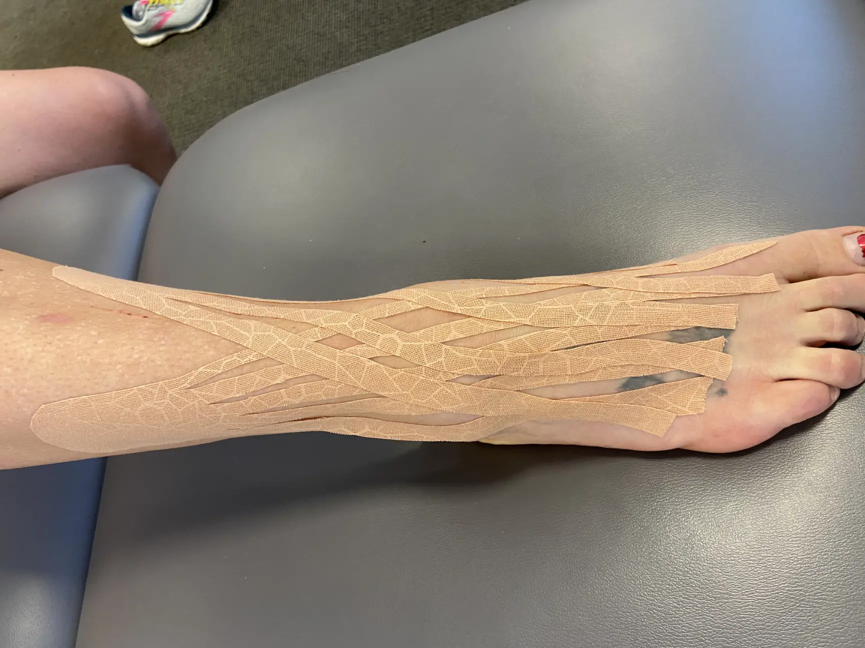 Australien Mekanisk nærme sig How to Use Kinesio Tape for Your Ankle and Does It Work? (2022) - Massage &  Fitness Magazine
