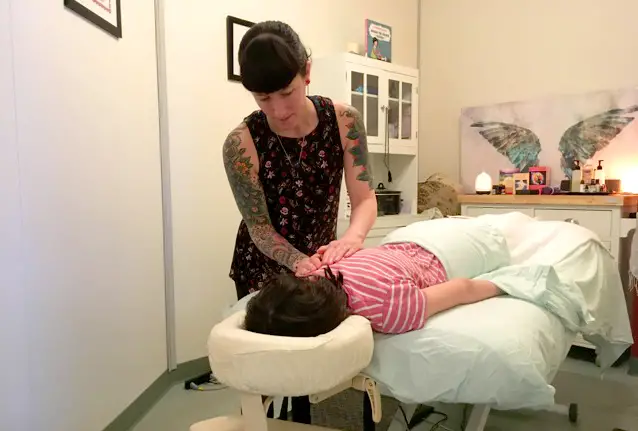 registered massage therapists treats teenage girl